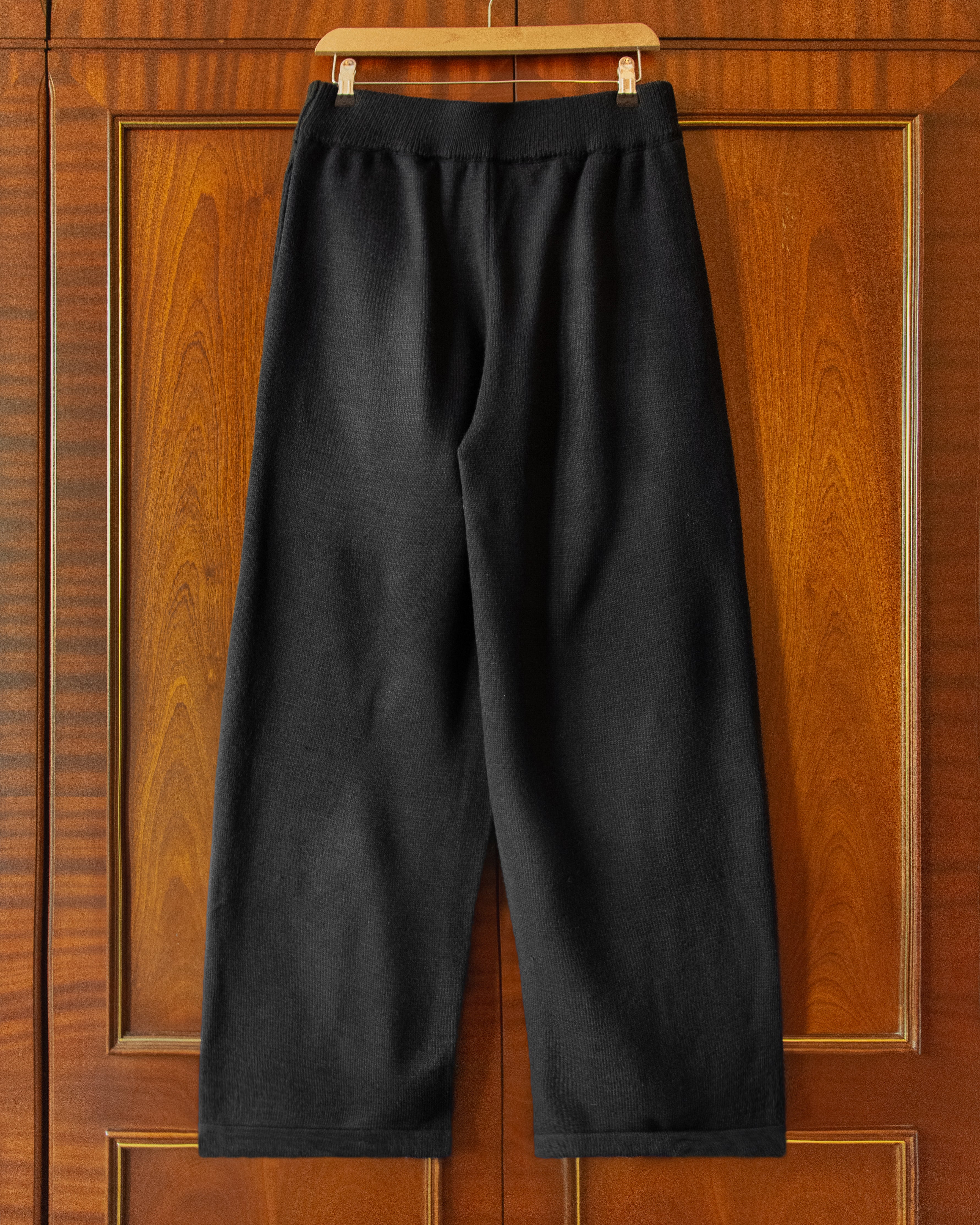 RELAXED KNITTED JOGGERS IN BLACK - Image 2